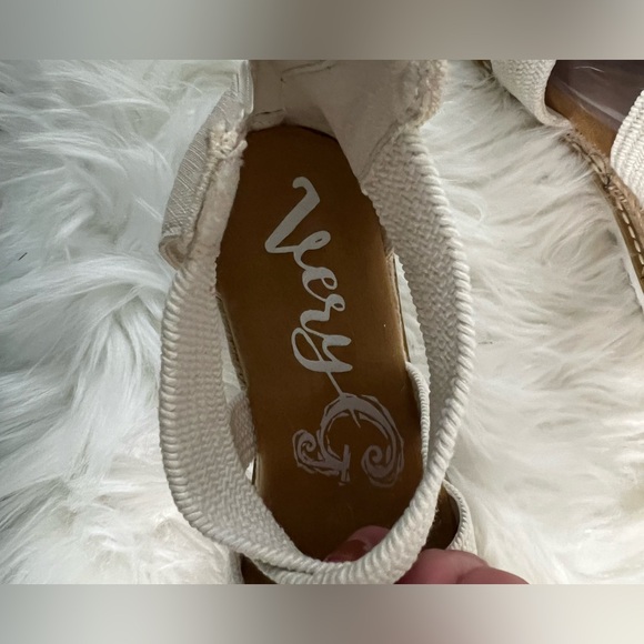 Very G Cream and Tan Espadrille Sandals Sz 10 - Picture 2 of 4